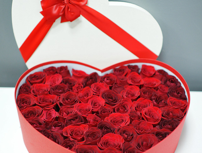 Коробка-сердце из 65 красных роз №2 Фото